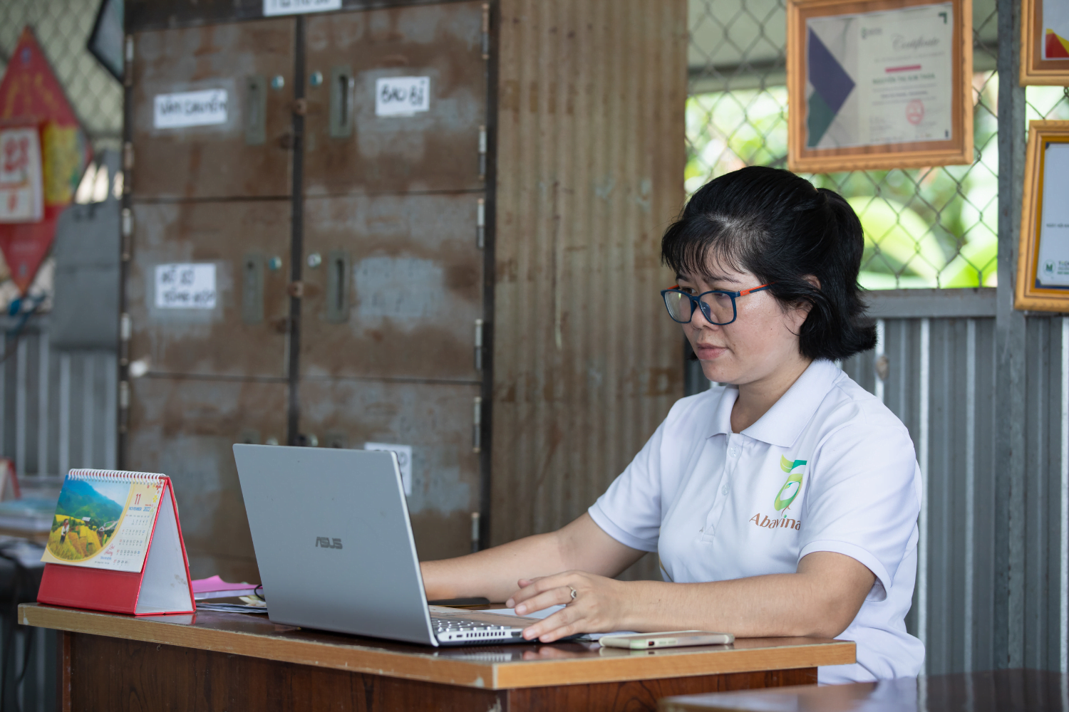Nguyen Thi Kim Thoa, entrepreneur and HerVenture user in Vietnam, does desk work